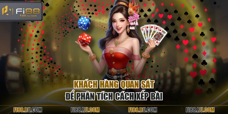 Khách hàng quan sát để phân tích cách xếp bài